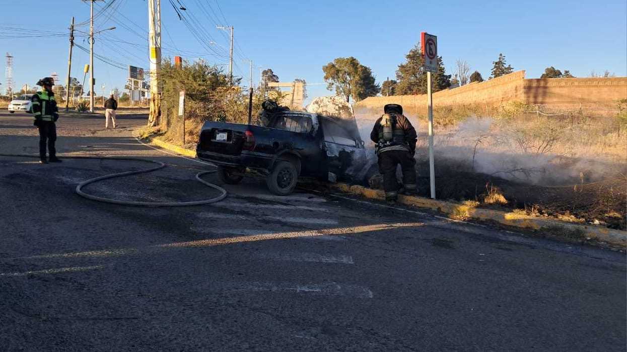 Camioneta incendiada sobre distribuidor vial frente a Fiscalía del Estado en San Juan del Río, Querétaro