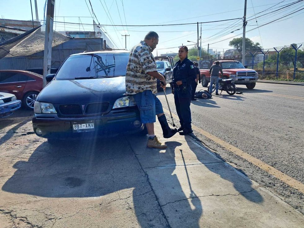 Camioneta involucrada en atropellamiento a motociclista sobre avenida Universidad en San Juan del R\u00edo