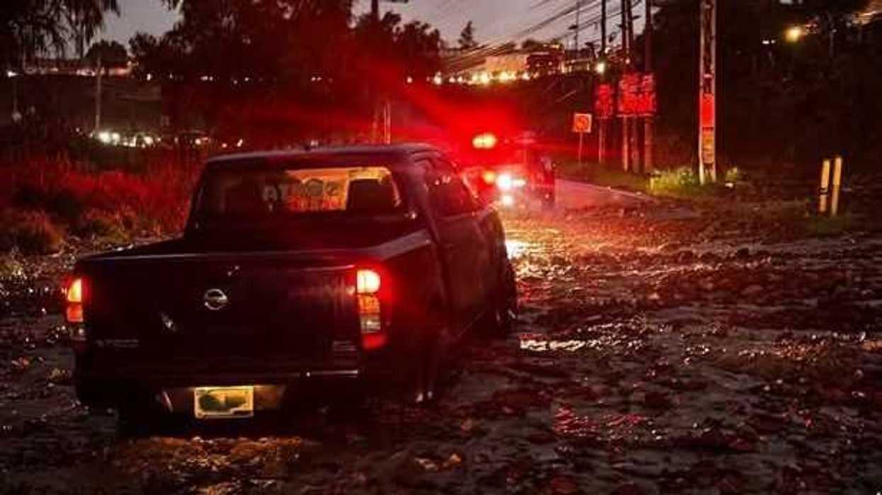 Camioneta Nissan atascada entre escombros del deslave sobre la antigua carretera México-Querétaro, en El Marqués