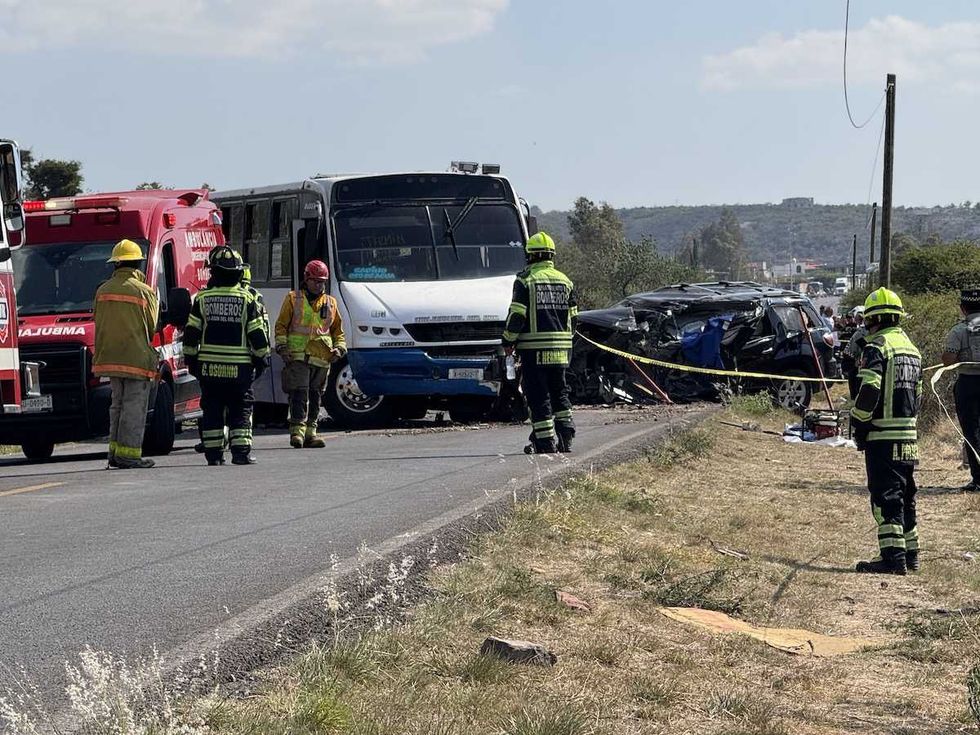 Camioneta Nissan negra y cami\u00f3n de pasajeros tras chocar en carretera estatal 300 a la altura de Vista Hermosa, San Juan del R\u00edo
