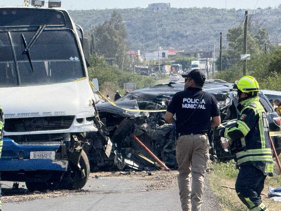 Camioneta Nissan negra y cami\u00f3n de pasajeros tras chocar en carretera estatal 300 a la altura de Vista Hermosa, San Juan del R\u00edo