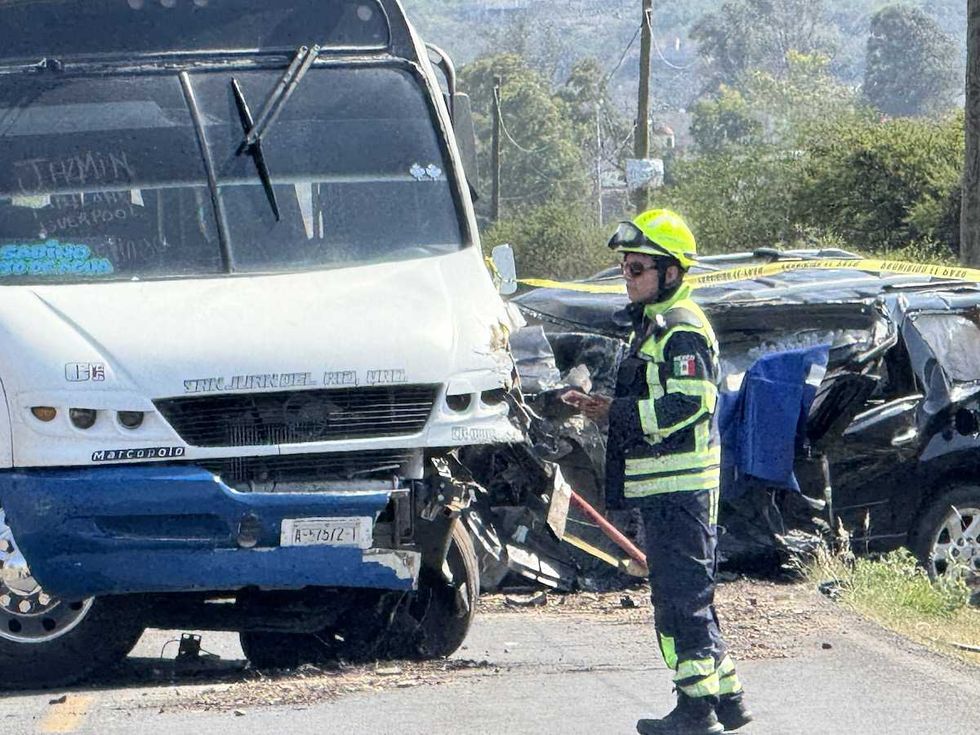 Camioneta Nissan negra y cami\u00f3n de pasajeros tras chocar en carretera estatal 300 a la altura de Vista Hermosa, San Juan del R\u00edo
