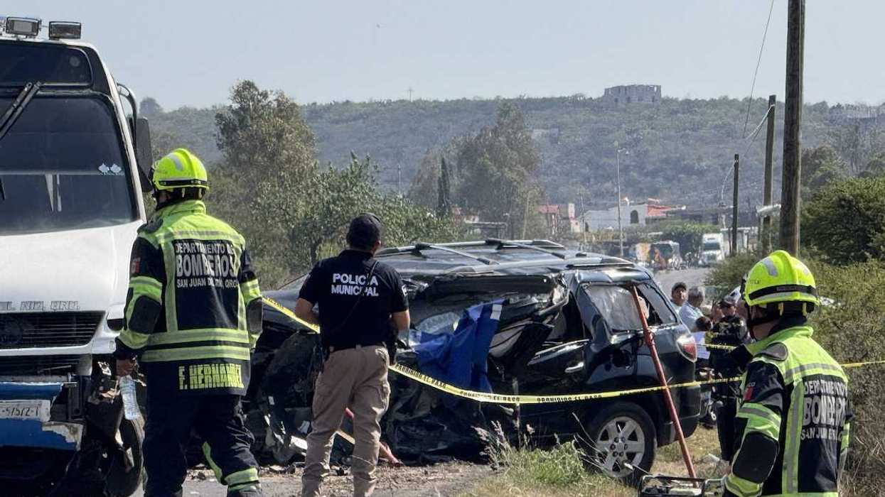 Camioneta Nissan negra y camión de pasajeros tras chocar en carretera estatal 300 a la altura de Vista Hermosa, San Juan del Río