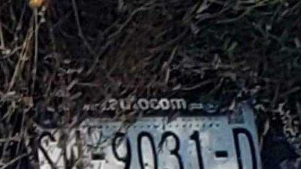 Camioneta Nissan volcada sobre acotamiento en carretera estatal 300 rumbo a Amealco.