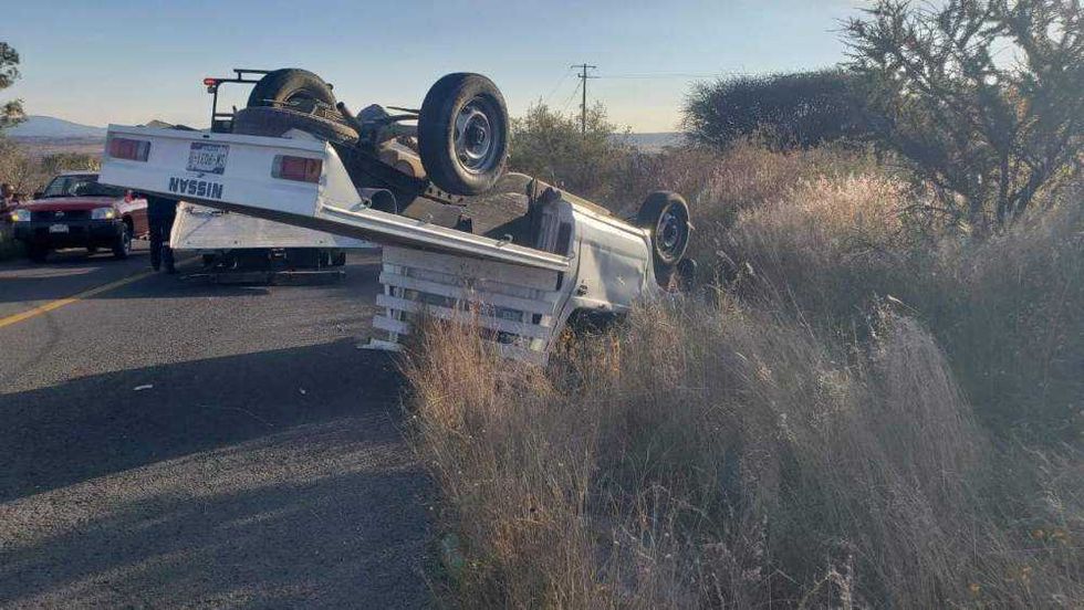 Camioneta Nissan volcada sobre acotamiento en carretera estatal 300 rumbo a Amealco.