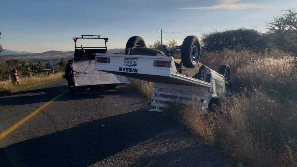 Camioneta Nissan volcada sobre acotamiento en carretera estatal 300 rumbo a Amealco.