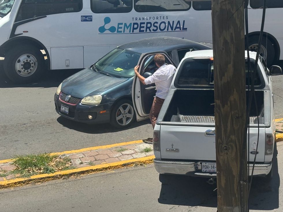 Camioneta pick up con placas del Estado de M\u00e9xico y Volkswagen accidentados en Boulevard Hidalgo con \u00e1rbol del camell\u00f3n derribado en San Juan del R\u00edo