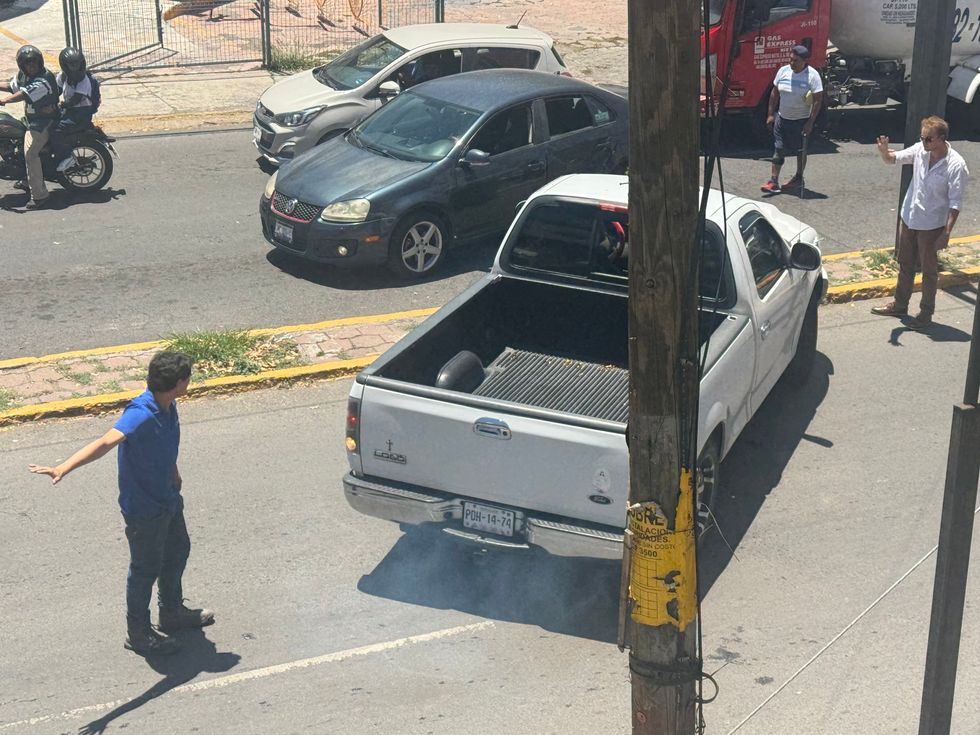 Camioneta pick up con placas del Estado de M\u00e9xico y Volkswagen accidentados en Boulevard Hidalgo con \u00e1rbol del camell\u00f3n derribado en San Juan del R\u00edo