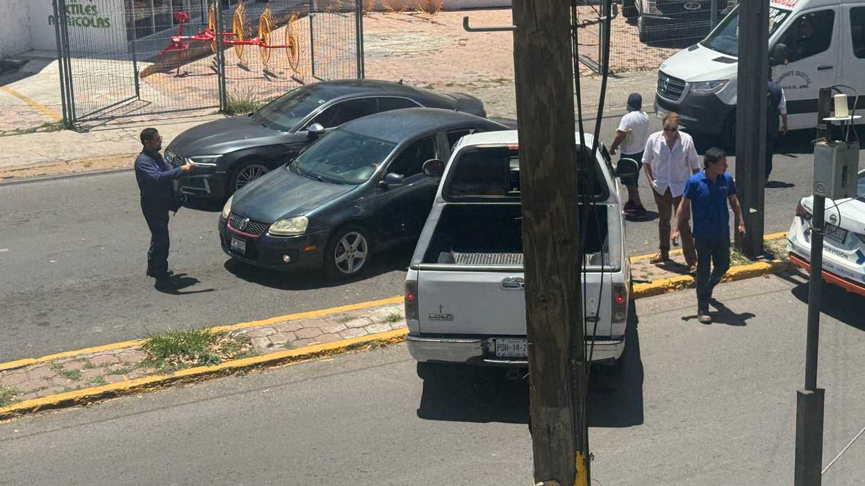 Camioneta pick up con placas del Estado de México y Volkswagen accidentados en Boulevard Hidalgo con árbol del camellón derribado en San Juan del Río