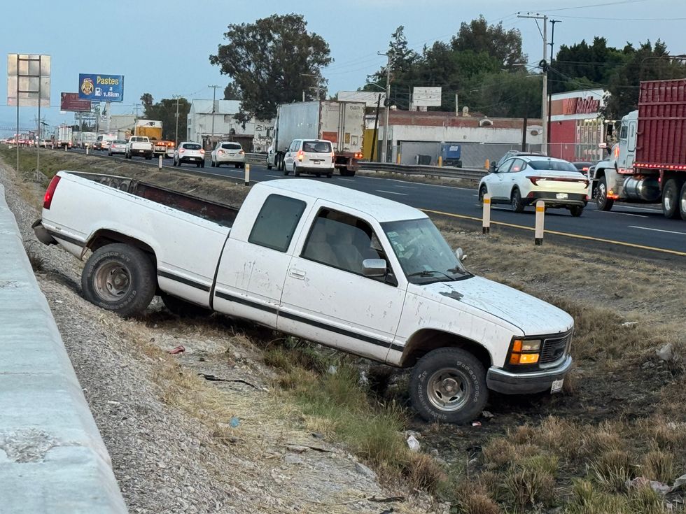 Camioneta pickup atascada en divisor central a desnivel de la autopista M\u00e9xico-Quer\u00e9taro tras salir de la cinta de rodamiento en el kil\u00f3metro 180