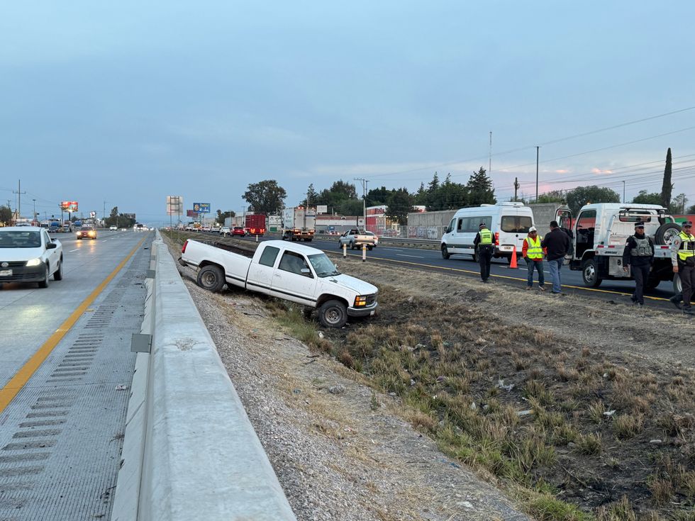 Camioneta pickup atascada en divisor central a desnivel de la autopista M\u00e9xico-Quer\u00e9taro tras salir de la cinta de rodamiento en el kil\u00f3metro 180