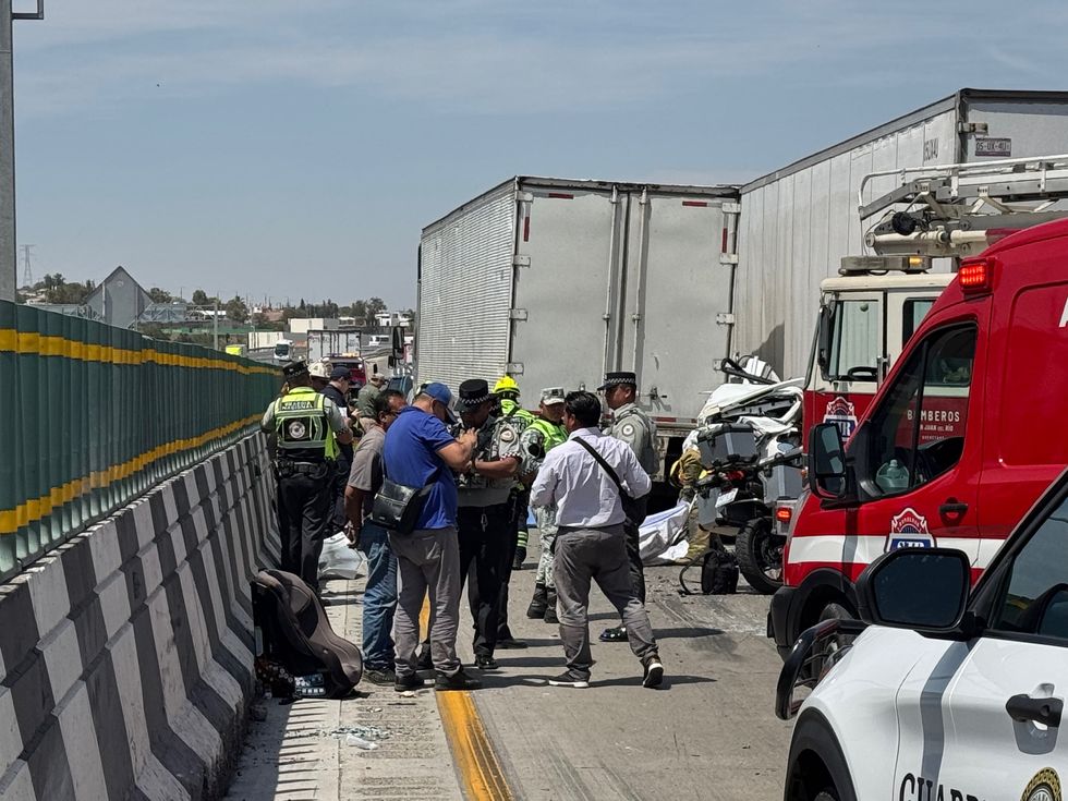 Camioneta prensada entre dos tr\u00e1ileres tras choque m\u00faltiple en el kil\u00f3metro 162 de la autopista M\u00e9xico-Quer\u00e9taro en San Juan del R\u00edo