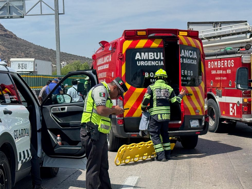Camioneta prensada entre dos tr\u00e1ileres tras choque m\u00faltiple en el kil\u00f3metro 162 de la autopista M\u00e9xico-Quer\u00e9taro en San Juan del R\u00edo