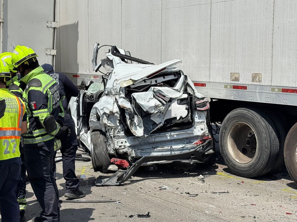 Camioneta prensada entre dos tr\u00e1ileres tras choque m\u00faltiple en el kil\u00f3metro 162 de la autopista M\u00e9xico-Quer\u00e9taro en San Juan del R\u00edo