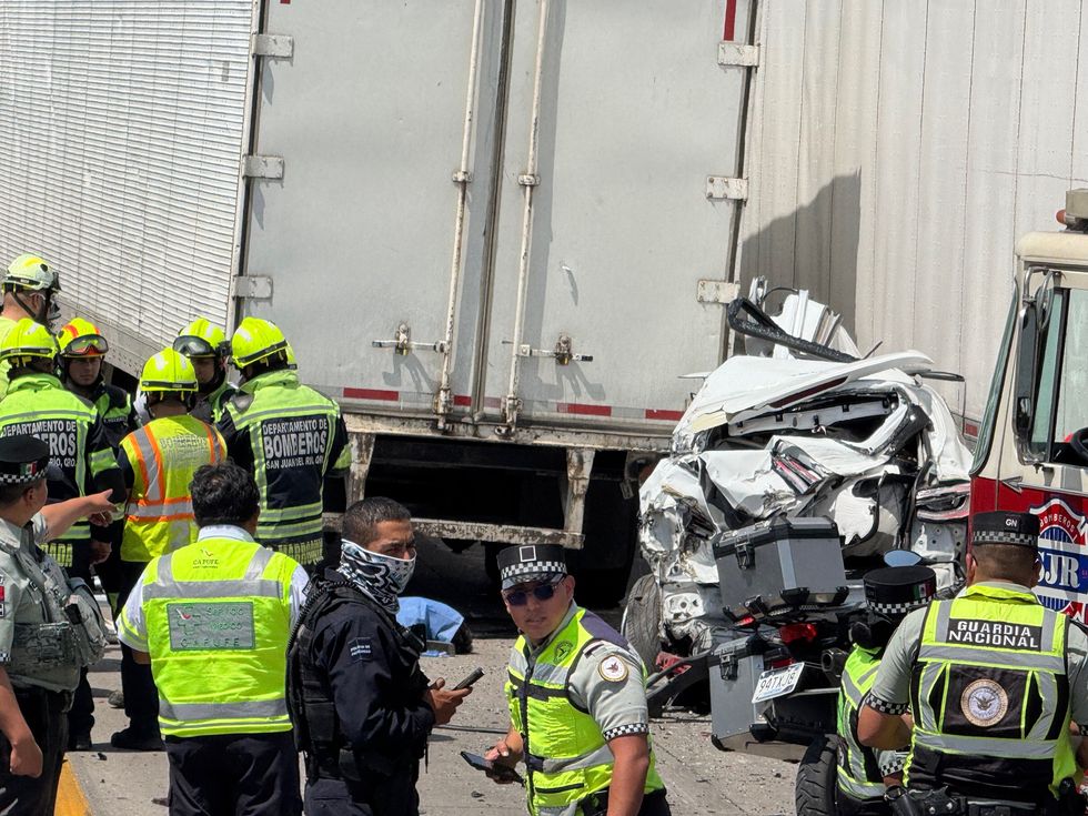 Camioneta prensada entre dos tr\u00e1ileres tras choque m\u00faltiple en el kil\u00f3metro 162 de la autopista M\u00e9xico-Quer\u00e9taro en San Juan del R\u00edo