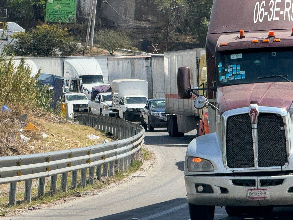 Camioneta prensada entre dos tr\u00e1ileres tras choque m\u00faltiple en el kil\u00f3metro 162 de la autopista M\u00e9xico-Quer\u00e9taro en San Juan del R\u00edo