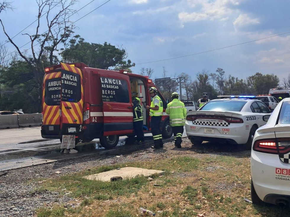 Camioneta RAM volcada tras derrapar al incorporarse a la autopista M\u00e9xico-Quer\u00e9taro en San Juan del R\u00edo.