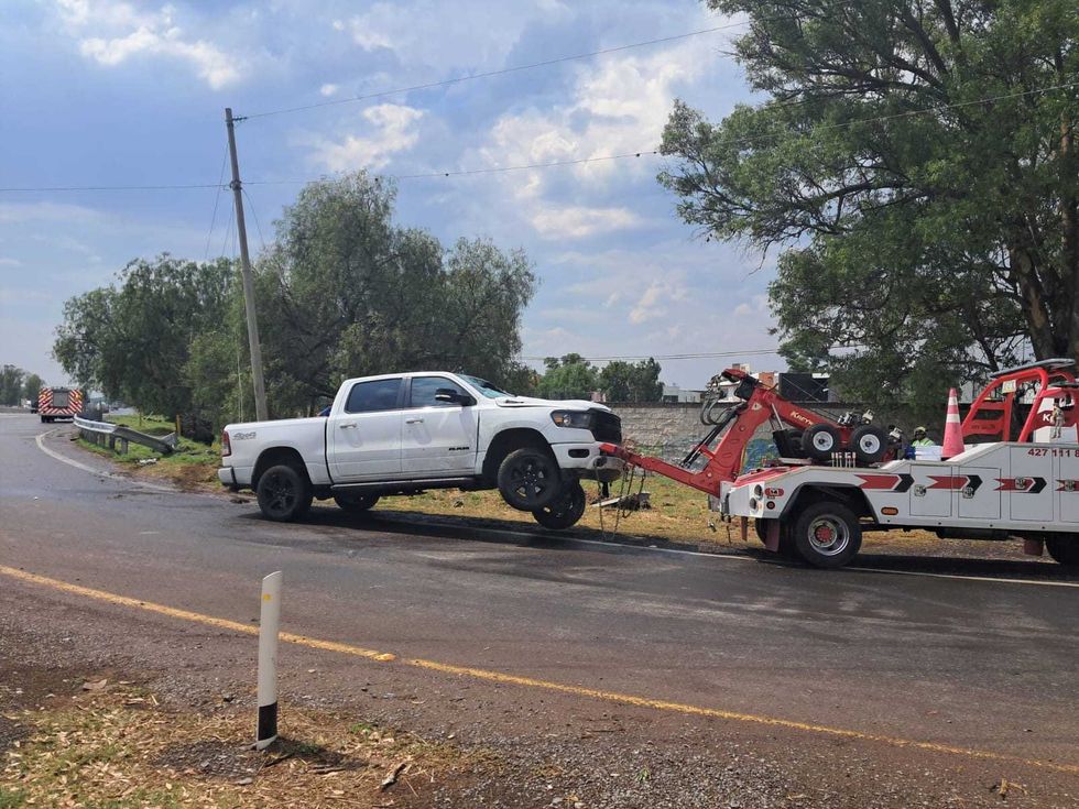 Camioneta RAM volcada tras derrapar al incorporarse a la autopista M\u00e9xico-Quer\u00e9taro en San Juan del R\u00edo.