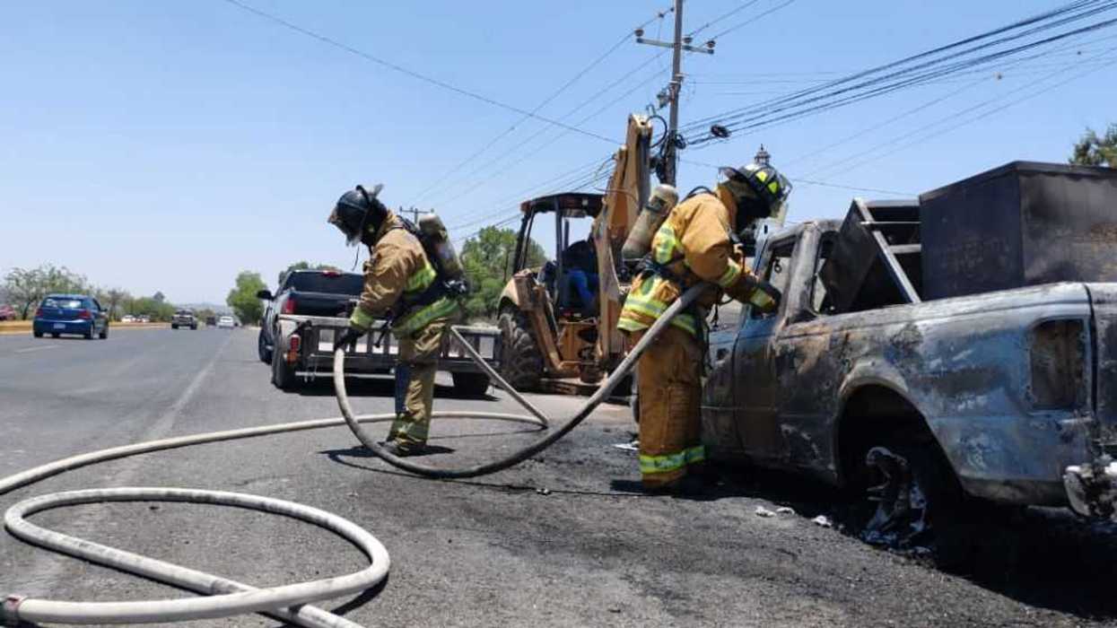 Camioneta se incendia en la carretera San Juan del Río-Xilitla.