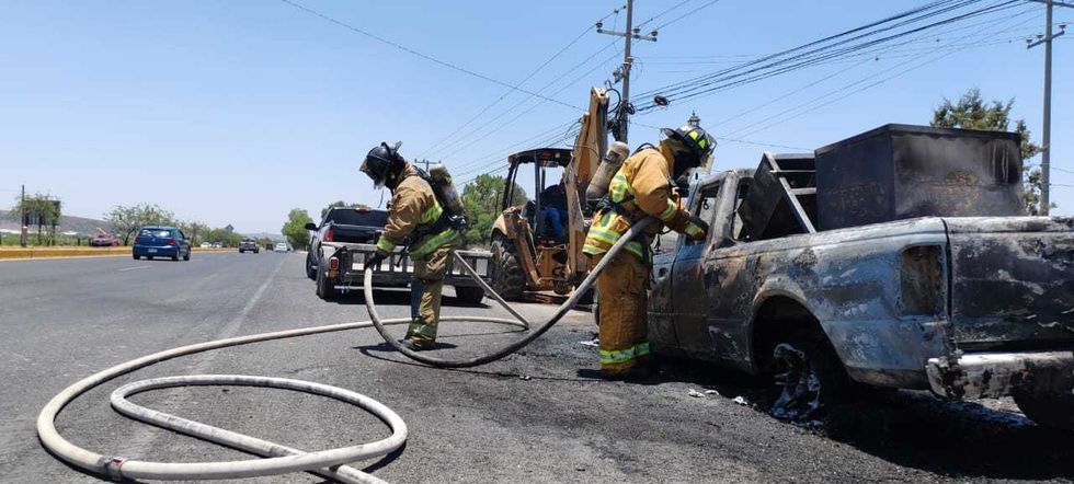 Camioneta se incendia en la carretera San Juan del Río-Xilitla.