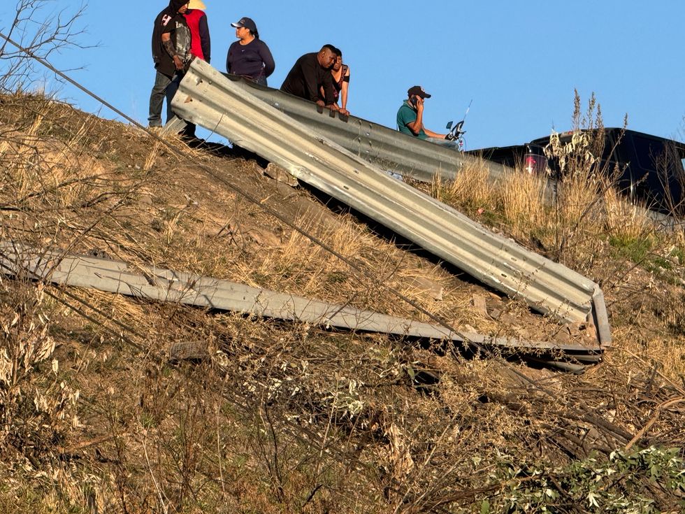 Camioneta tipo plataforma accidentada en barranco sobre carretera Palmillas-Toluca a la altura de Taxhe