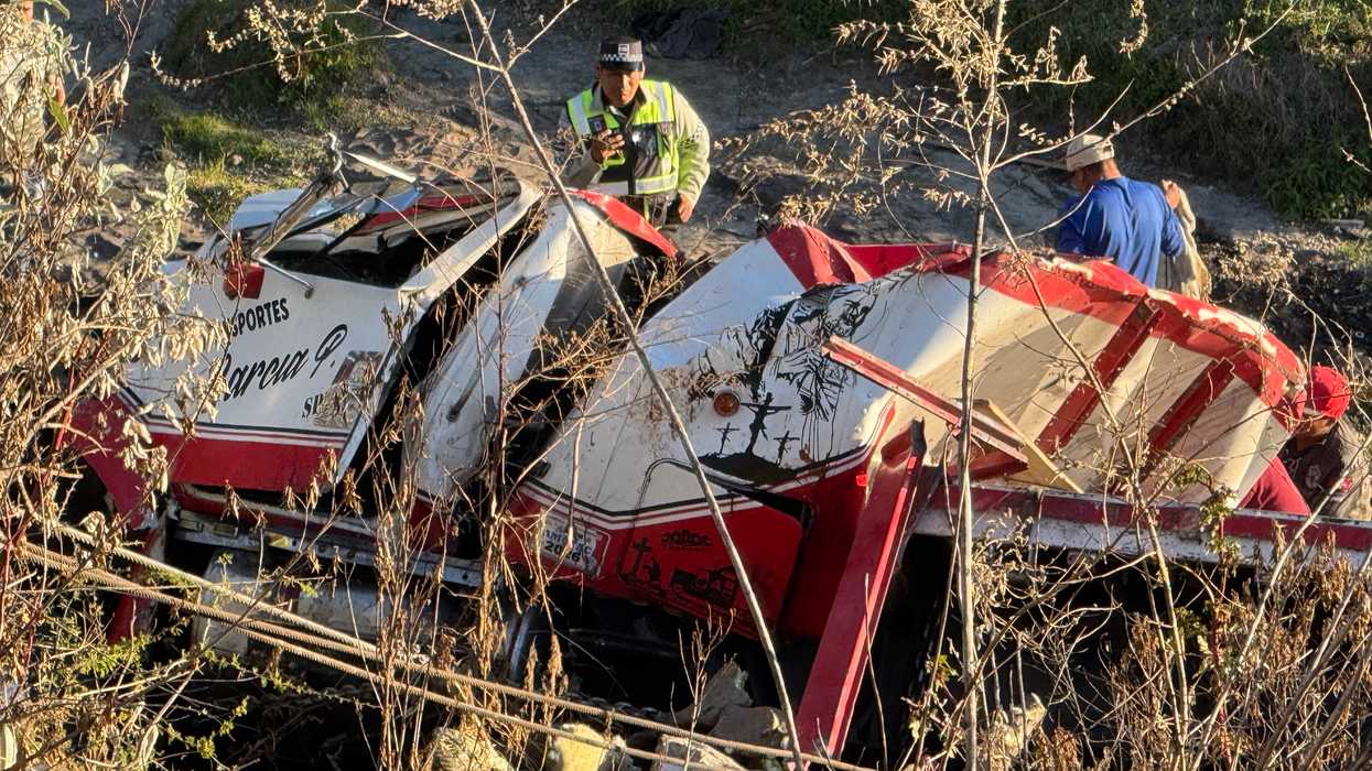 Camioneta tipo plataforma accidentada en barranco sobre carretera Palmillas-Toluca a la altura de Taxhe