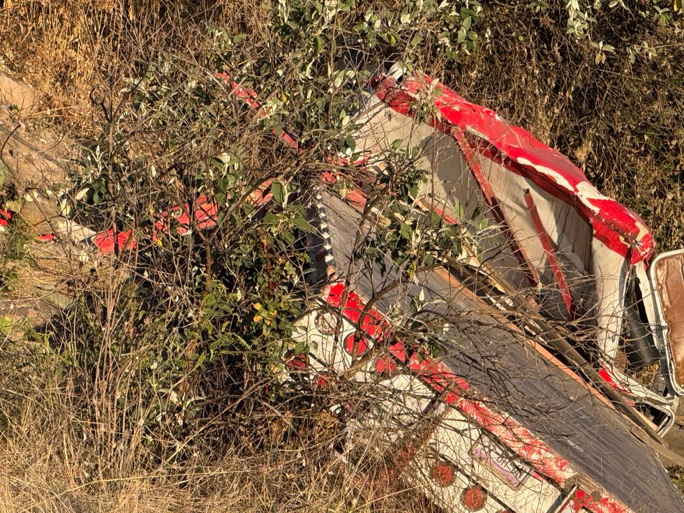 Camioneta tipo plataforma accidentada en barranco sobre carretera Palmillas-Toluca a la altura de Taxhe