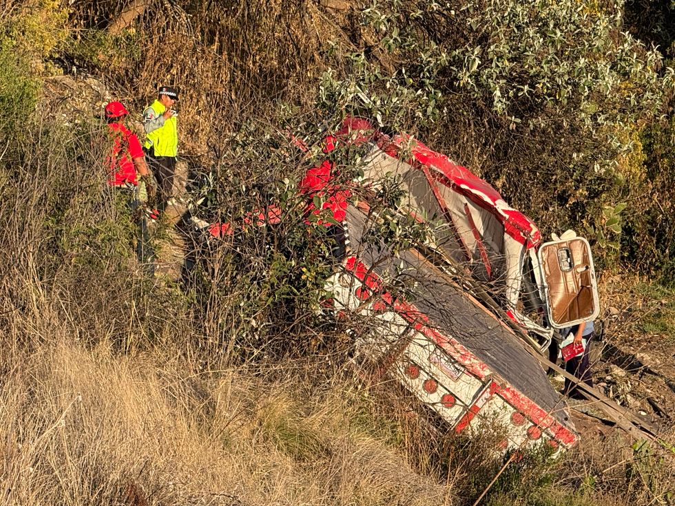 Camioneta tipo plataforma accidentada en barranco sobre carretera Palmillas-Toluca a la altura de Taxhe