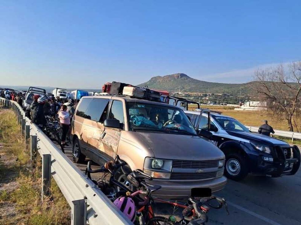Camioneta tipo van con da\u00f1os en el costado derecho y bicicletas en su exterior, involucrada en el accidente con una patrulla de la Polic\u00eda Municipal de San Juan del R\u00edo sobre la autopista M\u00e9xico-Quer\u00e9taro.