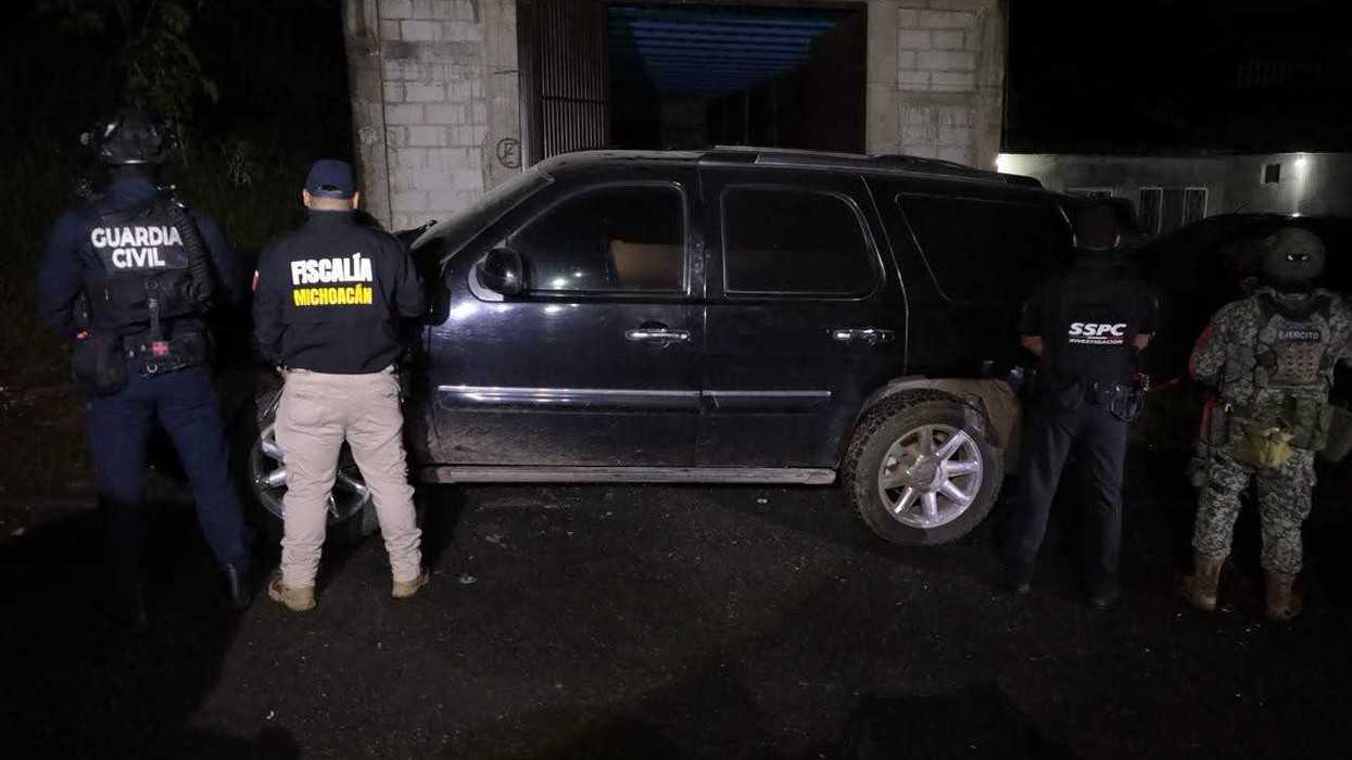 Camioneta Toyota Tacoma asegurada frente al inmueble cateado en Tingüindín, Michoacán, junto a personal de la Fiscalía