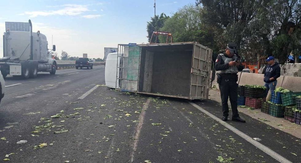 Camioneta volcada con carga de lechuga sobre la autopista M\u00e9xico-Quer\u00e9taro en Pedro Escobedo