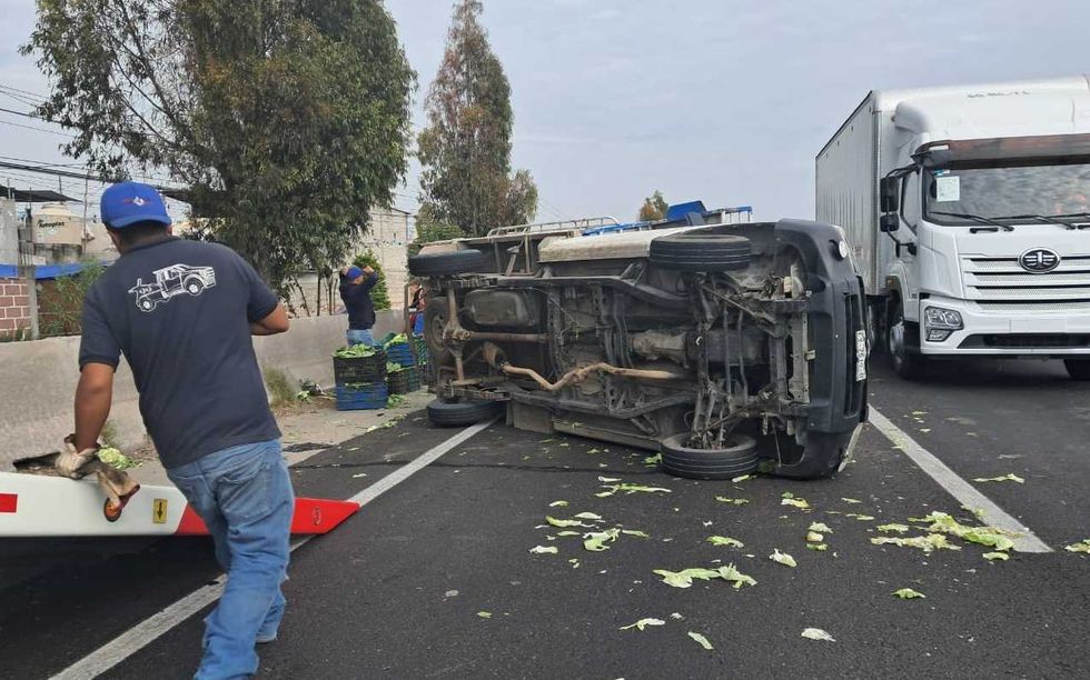 Camioneta volcada con carga de lechuga sobre la autopista M\u00e9xico-Quer\u00e9taro en Pedro Escobedo