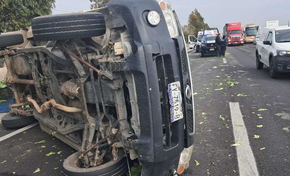 Camioneta volcada con carga de lechuga sobre la autopista M\u00e9xico-Quer\u00e9taro en Pedro Escobedo