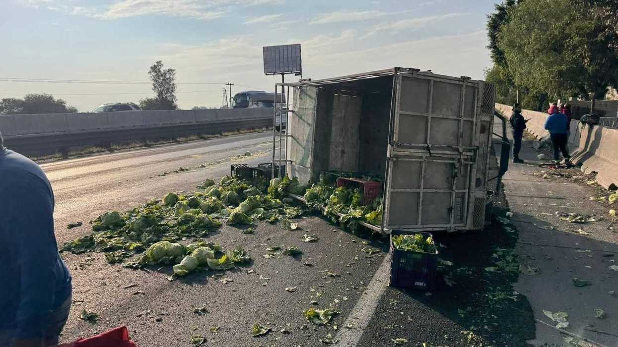 Camioneta volcada con carga de lechuga sobre la autopista México-Querétaro en Pedro Escobedo