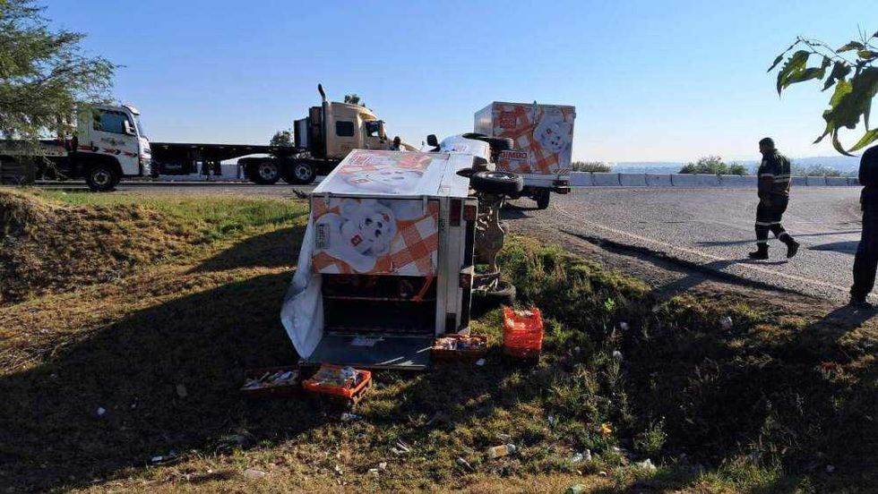 Camioneta volcada sobre autopista México-Querétaro tras choque con autobús en San Juan del Río.