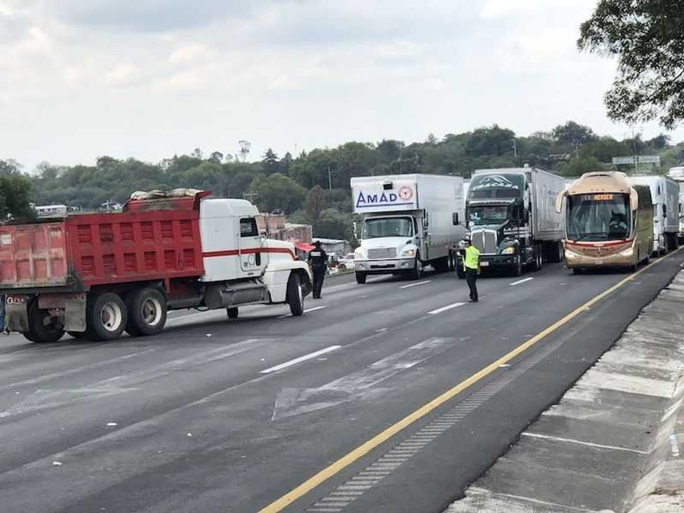 campesinos liberan bloqueo en autopista mexico queretaro 02
