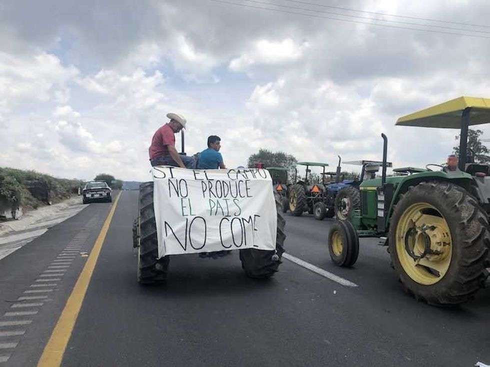 campesinos liberan bloqueo en autopista mexico queretaro 03