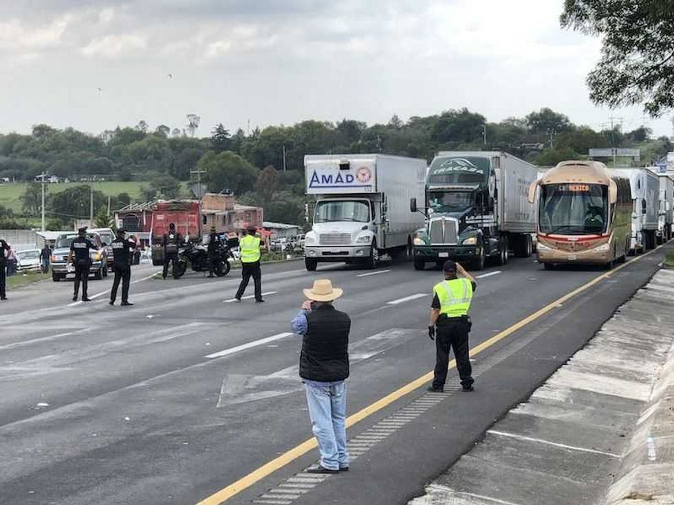 campesinos liberan bloqueo en autopista mexico queretaro01