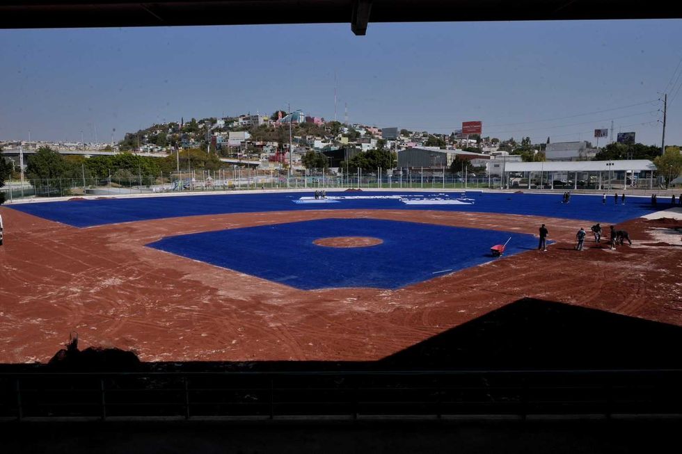 Campo de b\u00e9isbol en proceso de rehabilitaci\u00f3n en la Unidad Deportiva San Pablo. La inversi\u00f3n supera los 16 millones de pesos con avance del 95 por ciento.