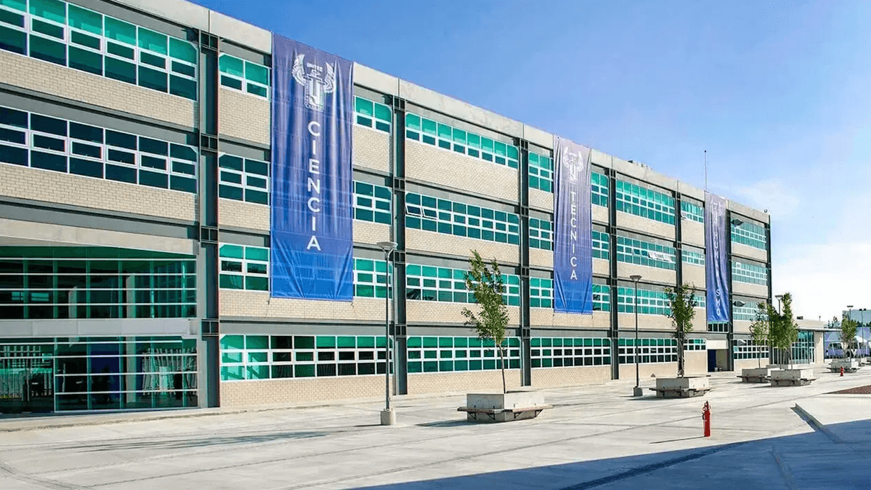 Campus de UNITEC Querétaro en avenida 5 de Febrero donde alumnos denuncian recargos diarios de 150 pesos sobre colegiaturas de 1,700 pesos