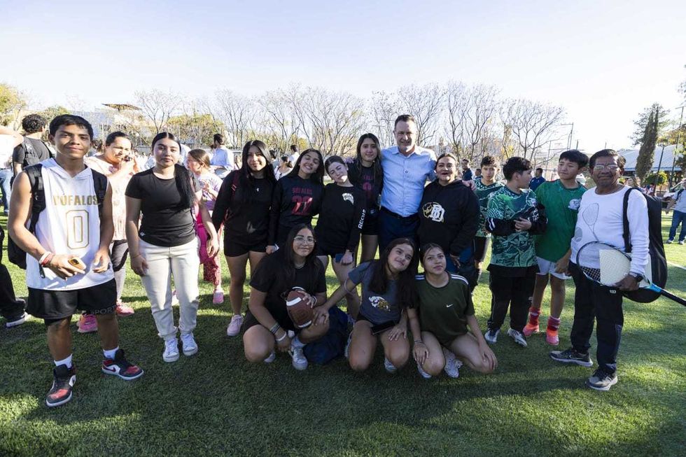 Cancha de f\u00fatbol 11 con pasto sint\u00e9tico rehabilitada en la Unidad Deportiva El Pueblito en Corregidora Quer\u00e9taro