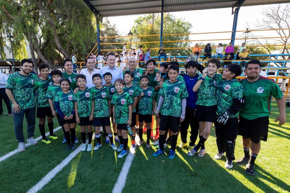 Cancha de f\u00fatbol 11 con pasto sint\u00e9tico rehabilitada en la Unidad Deportiva El Pueblito en Corregidora Quer\u00e9taro