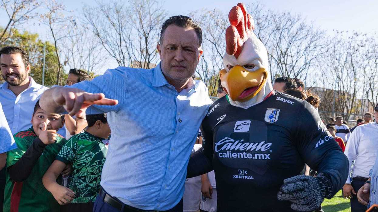 Cancha de fútbol 11 con pasto sintético rehabilitada en la Unidad Deportiva El Pueblito en Corregidora Querétaro