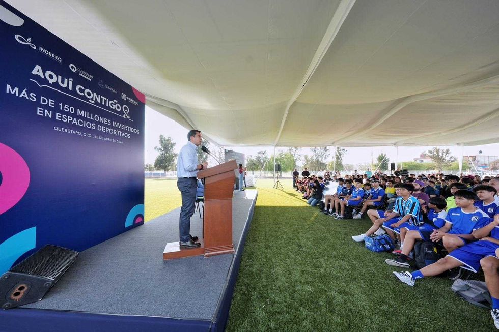 Cancha de futbol rehabilitada en la Unidad Deportiva Plutarco El\u00edas Calles de Felipe Carrillo Puerto, Quer\u00e9taro