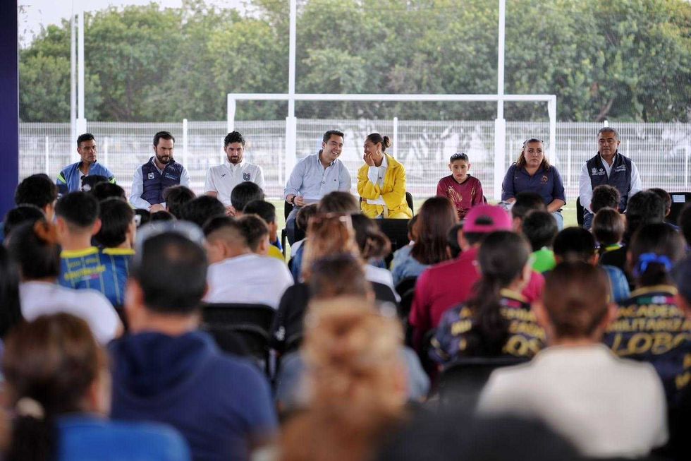 Cancha de futbol rehabilitada en la Unidad Deportiva Plutarco El\u00edas Calles de Felipe Carrillo Puerto, Quer\u00e9taro