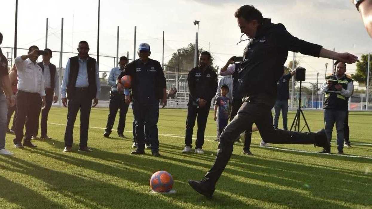 Canchas de pádel y pickleball en unidad deportiva municipal de Querétaro con jugadores practicando