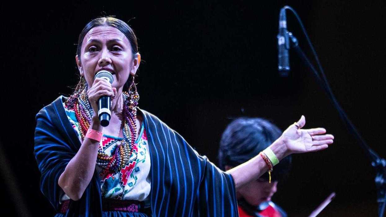 Cantante con atuendo tradicional interpreta en escenario del Sistema Creación de cultura federal.
