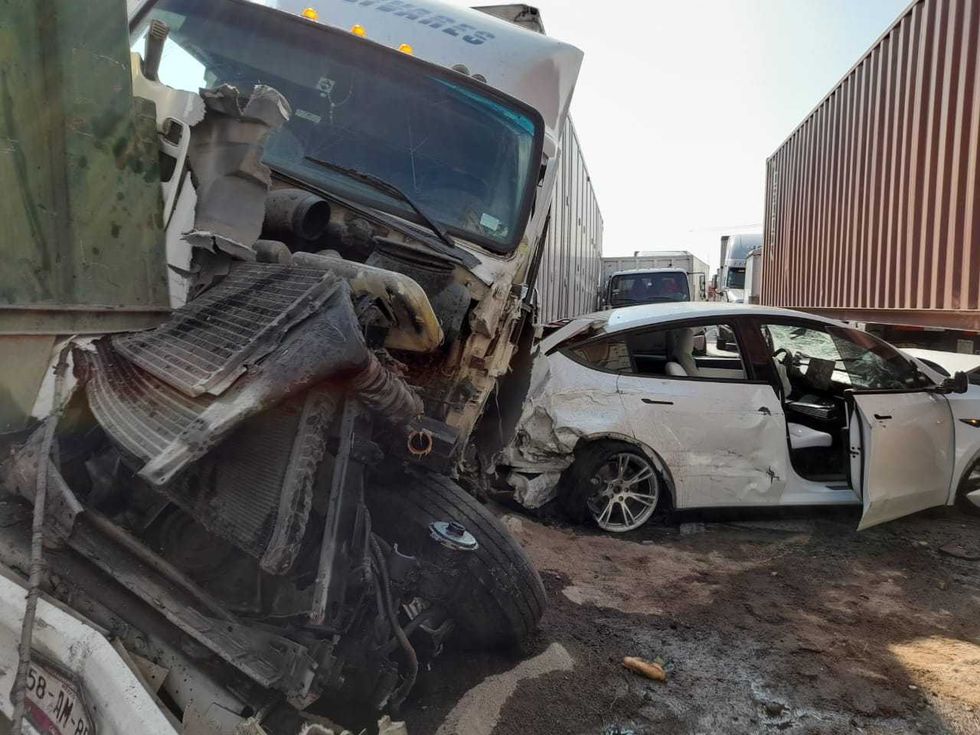 Caos vehicular en la autopista México-Querétaro: Accidente múltiple involucró a Tesla y seis tráileres