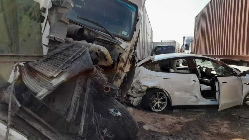 Caos Vehicular en la Autopista México-Querétaro Tras Accidente Múltiple Involucrando a Tesla y Seis Tráileres