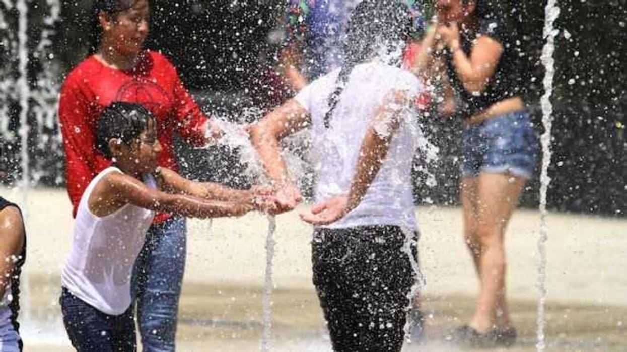 Capitalinos mitigan el calor en las fuentes de la ciudad
